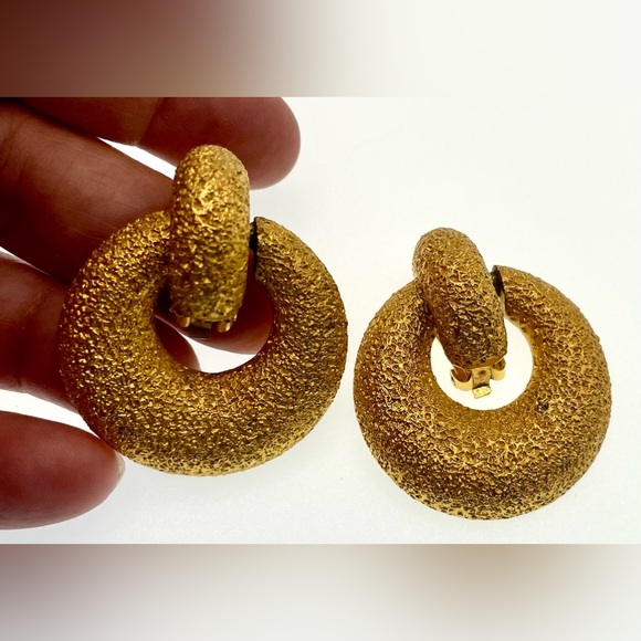 Rare Vintage 1970s Signed Kenneth Lane Gold Tone Blast Finish Clip On Earrings - Picture 7 of 8